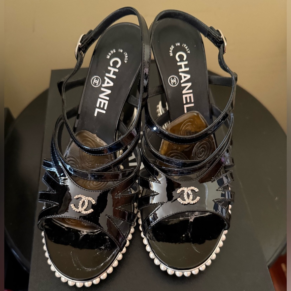 100% CHANEL Black Patent Leather Pearl-Trim Strappy Wedge Sandal Heels 38.5 - Picture 5 of 8